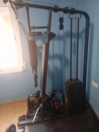 Máquina de gimnasio con pesas