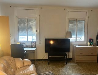 Habitación muy luminosa centro santa coloma.