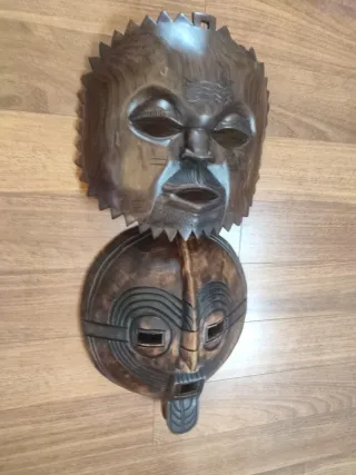 Dos máscara tribal de madera.