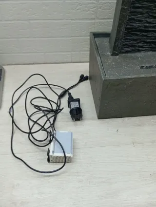 Fuente de agua Teamson Home con LED