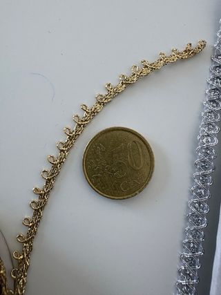 Cintas decorativas plateadas y doradas