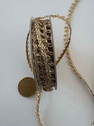 Cintas decorativas plateadas y doradas