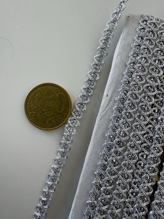 Cintas decorativas plateadas y doradas