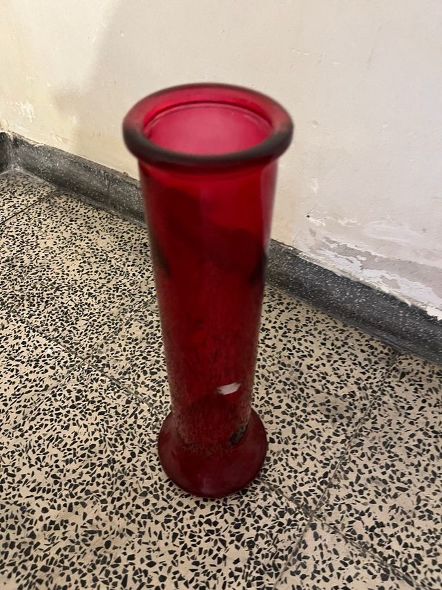 Florero de cristal rojo grande