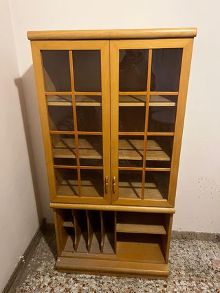 Vitrina de madera con puertas de cristal