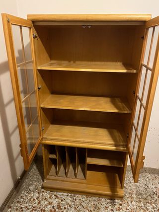 Vitrina de madera con puertas de cristal