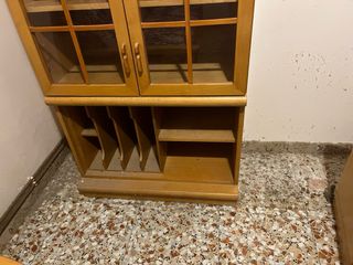 Vitrina de madera con puertas de cristal