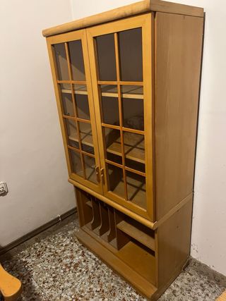 Vitrina de madera con puertas de cristal