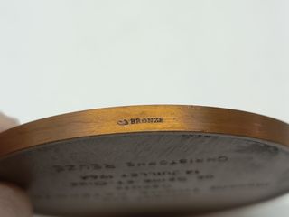 Medalla Art Déco firmada Briquemont madre con niño