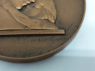 Medalla Art Déco firmada Briquemont madre con niño