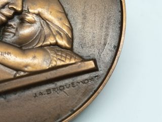 Medalla Art Déco firmada Briquemont madre con niño