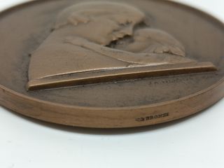 Medalla Art Déco firmada Briquemont madre con niño