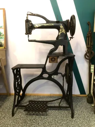Máquina de coser Singer zapatero antigua
