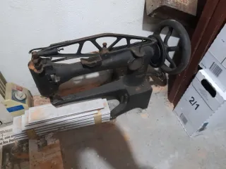 Máquina de coser Singer zapatero antigua