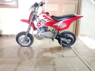 Moto infantil roja y blanca