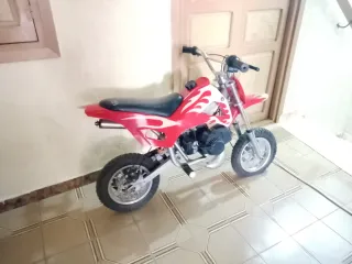 Moto infantil roja y blanca