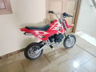 Moto infantil roja y blanca