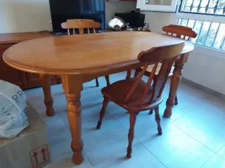 Mesa de comedor de madera y 4 sillas