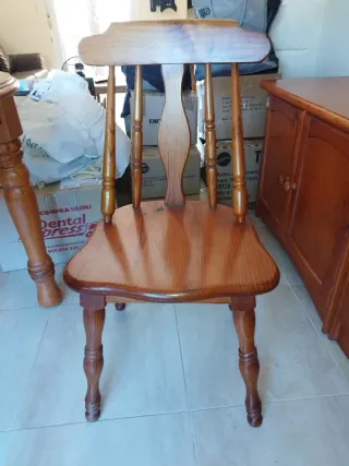 Mesa de comedor de madera y 4 sillas