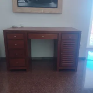 Escritorio de madera marrón