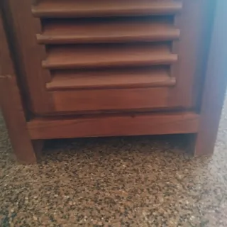 Escritorio de madera marrón