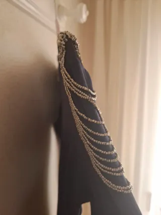 Vestido negro hombreras pedrería Talla S