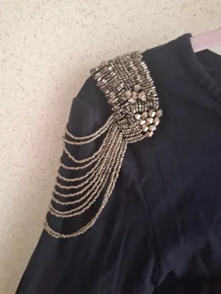 Vestido negro hombreras pedrería Talla S