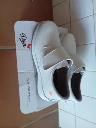 Zapatos de trabajo Dian blancos y grises