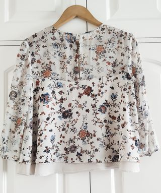 Blusa floral manga acampanada