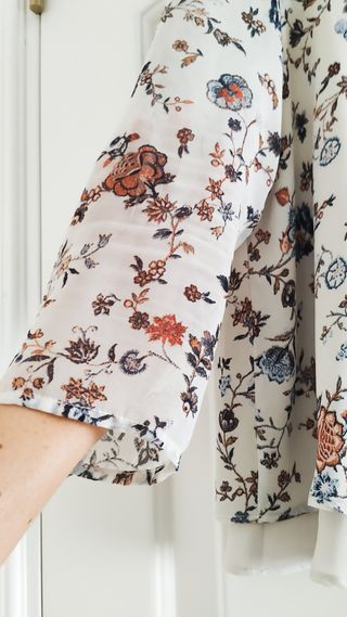 Blusa floral manga acampanada