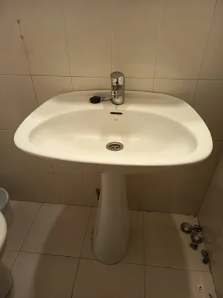 Lavabo de baño de cerámica y metal