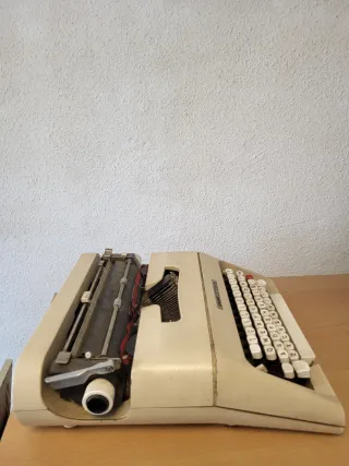 Máquina de escribir Olivetti Lettera 35