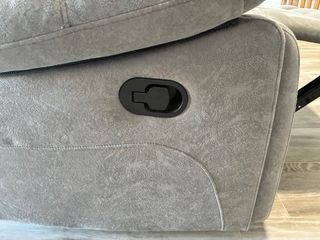 Sofá reclinable gris de tela lavable