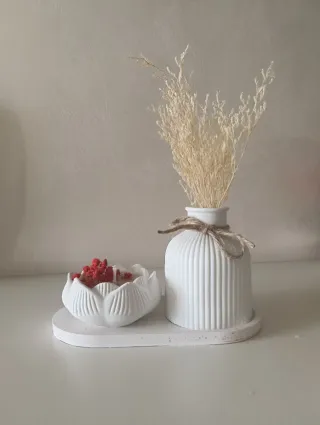 Vaso e vassoio in ceramica bianca