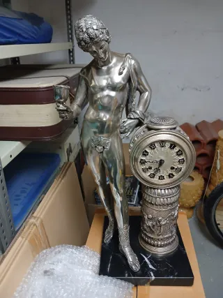 Figura con reloj bañada en plata de ley