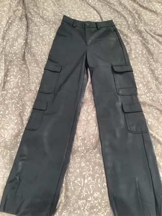 Pantalón cargo de cuero negro