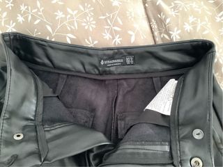 Pantalón cargo de cuero negro