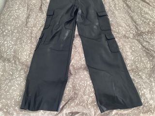 Pantalón cargo de cuero negro