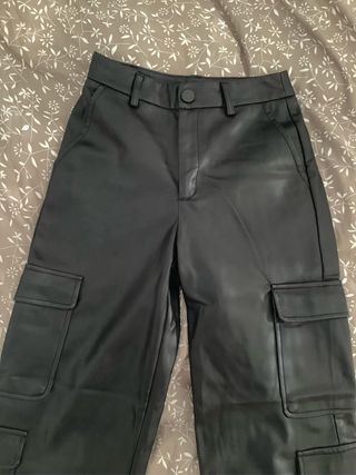 Pantalón cargo de cuero negro