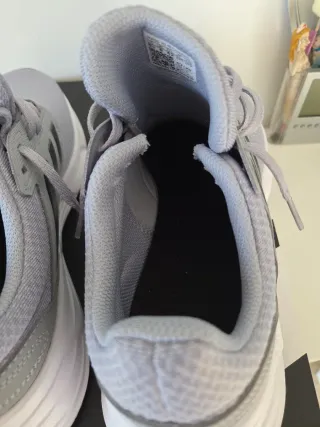 Zapatillas Adidas Grises y Blancas