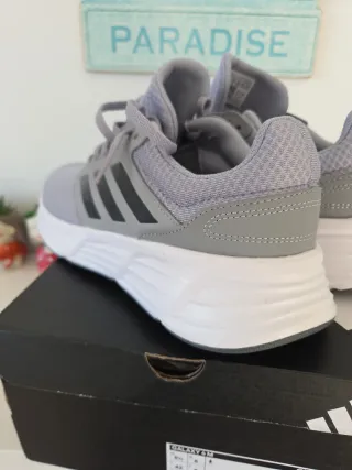 Zapatillas Adidas Grises y Blancas