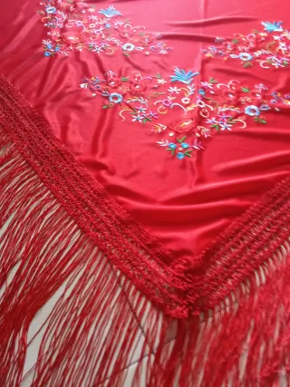 Manton rojo bordado