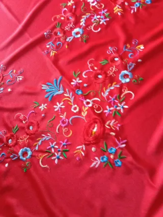 Manton rojo bordado