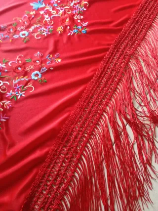 Manton rojo bordado