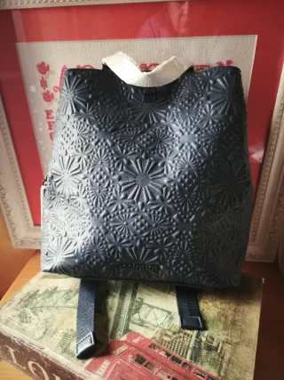 Mochila Desigual azul con relieve