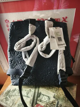 Mochila Desigual azul con relieve