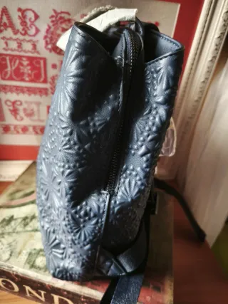 Mochila Desigual azul con relieve