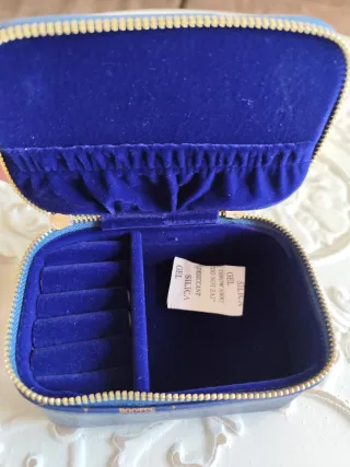 Pequeño joyero azul con constelaciones