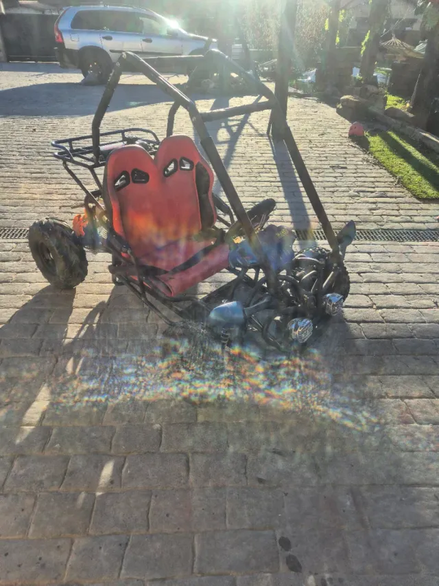 Buggy todoterreno rojo y negro