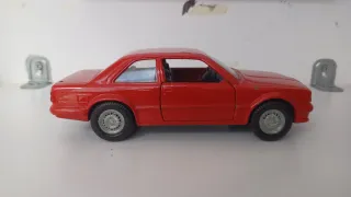 BMW 323i escala 1:24 rojo